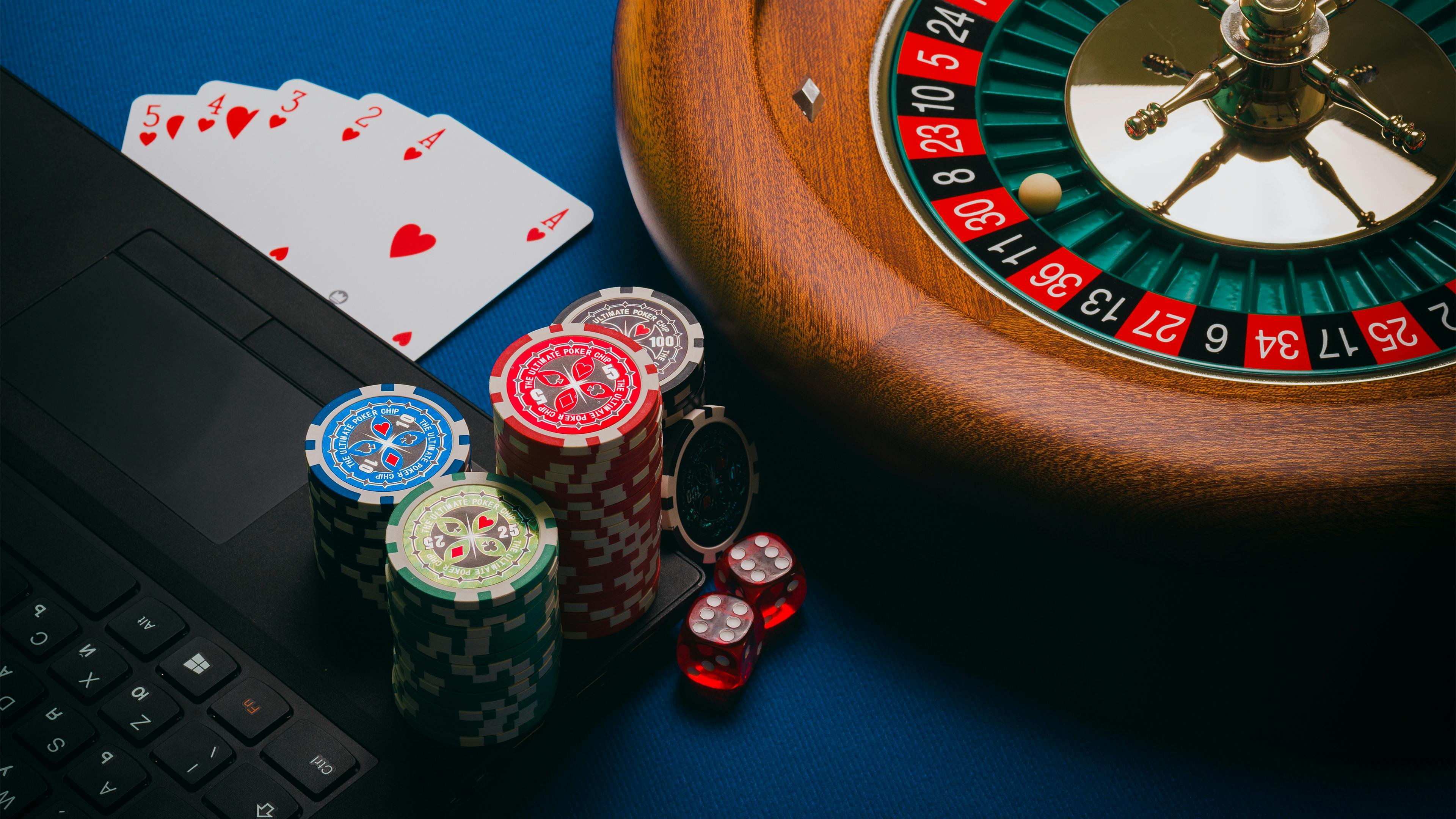 Live dealer table setup with multi-camera feed